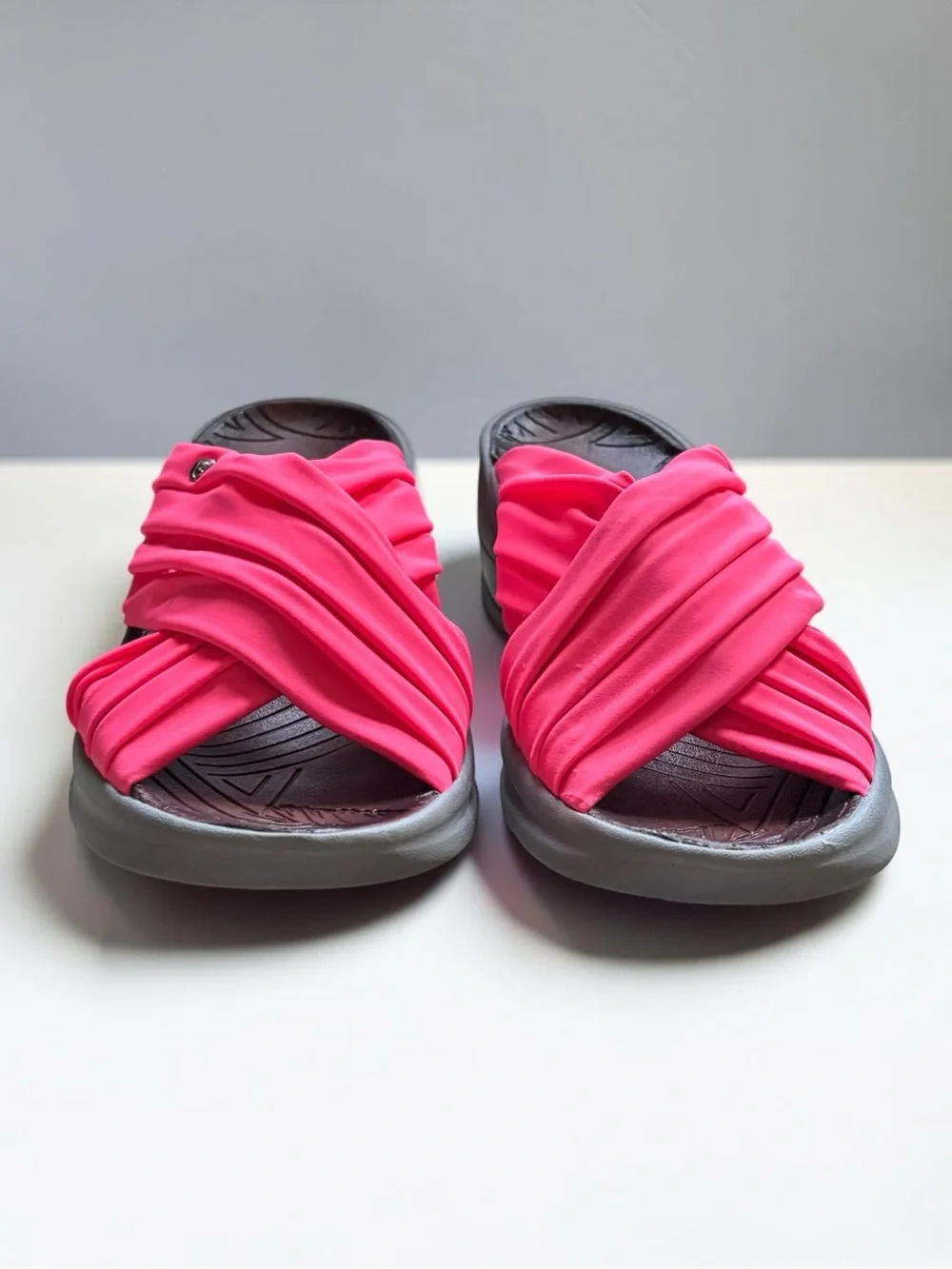 Bzees Knockout Women’s Size 9 Hot Pink Crisscross Wedge Comfort Sandals